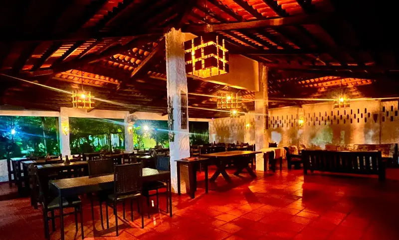 Restaurante rústico da Pousada do Farol ideal para eventos